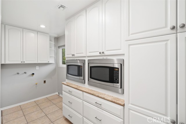 Detail Gallery Image 14 of 27 For 5551 Valerie Ave, Woodland Hills,  CA 91367 - 4 Beds | 2 Baths