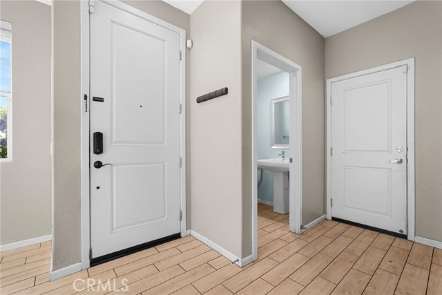 Detail Gallery Image 7 of 34 For 7600 N Courage Way, Van Nuys,  CA 91405 - 4 Beds | 3 Baths