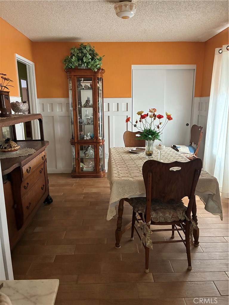 https://media.crmls.org/medias/35577389-1acc-4cbf-89fb-ddebec12f3a6.jpg?preset=X-Large