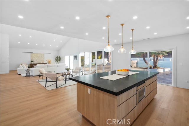4230 Alonzo Avenue, Encino CA: https://media.crmls.org/medias/3557b57f-56d5-454f-a3e9-c10f115728fc.jpg
