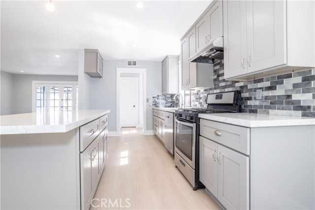 Detail Gallery Image 10 of 33 For 11256 Haskell Ave, Granada Hills,  CA 91344 - 4 Beds | 3 Baths