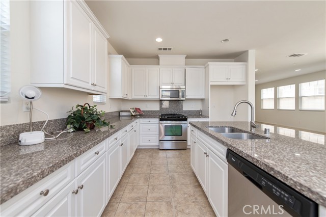 Detail Gallery Image 4 of 17 For 2850 E via Terrano, Ontario,  CA 91764 - 4 Beds | 2/1 Baths