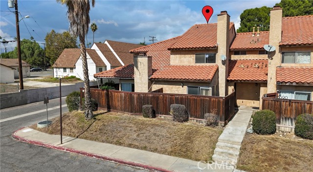 Detail Gallery Image 2 of 38 For 16590 Terrace Ln #G,  Fontana,  CA 92335 - 3 Beds | 2/1 Baths