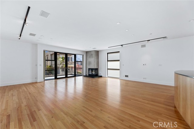 129 20th Street, Manhattan Beach CA: https://media.crmls.org/medias/355de08e-a947-4cec-ace9-9fd8a3b50045.jpg