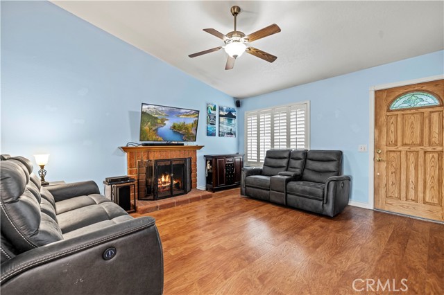 21742 Grovepark Drive, Saugus CA: https://media.crmls.org/medias/3561d0d1-3033-4b7b-9337-0dc2140a1840.jpg