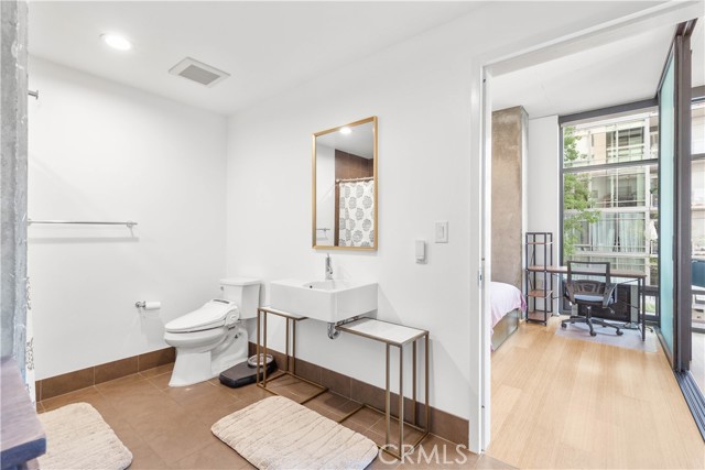 1111 S Grand Avenue, Los Angeles CA: https://media.crmls.org/medias/356330d7-f6e8-4296-82a9-202cf4207005.jpg