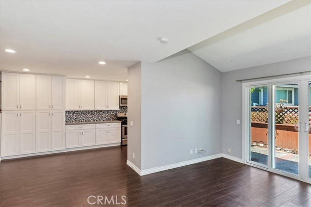 Detail Gallery Image 10 of 31 For 983 Elsa Ct #B,  Corona,  CA 92881 - 2 Beds | 2/1 Baths