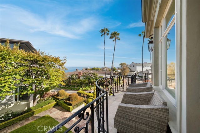 Detail Gallery Image 5 of 46 For 121 Emerald Bay, Laguna Beach,  CA 92651 - 5 Beds | 4/1 Baths