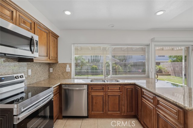 14652 Devonshire Avenue, Tustin CA: https://media.crmls.org/medias/3569afff-1cea-4429-9204-007e01f5175e.jpg