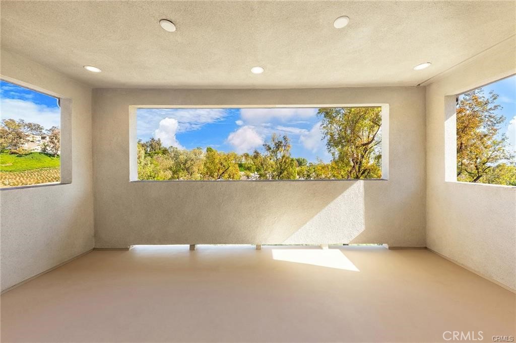 https://media.crmls.org/medias/356c5c30-3d43-464b-92bc-ab58b268c73e.jpg?preset=X-Large