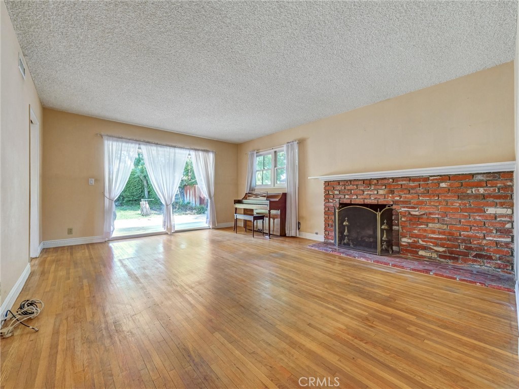 MLS #OC25158364 img 2