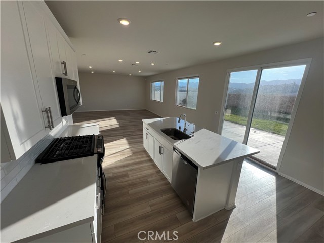 Detail Gallery Image 4 of 26 For 19557 Hanging Rock, Lake Elsinore,  CA 92532 - 5 Beds | 3 Baths