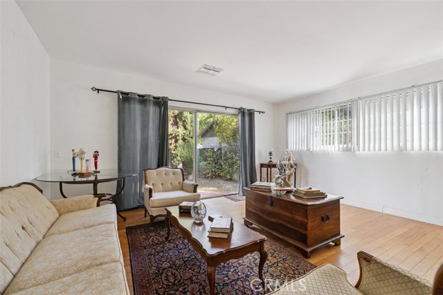 Detail Gallery Image 3 of 3 For 23265 Leonora, Woodland Hills,  CA 91367 - 1 Beds | 1 Baths