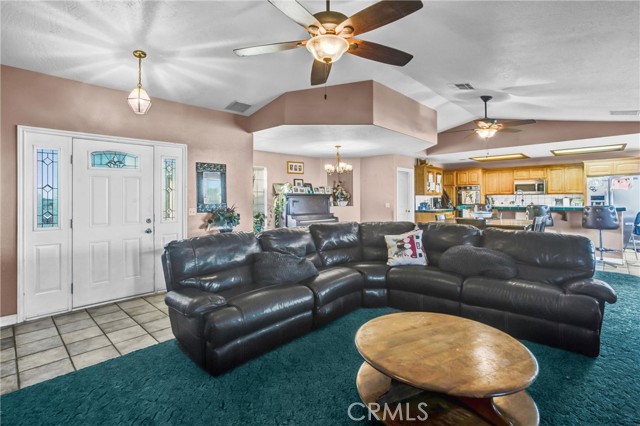 Detail Gallery Image 13 of 40 For 10439 Mesa, Oak Hills,  CA 92344 - 5 Beds | 3 Baths