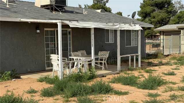 22090 Cherokee Avenue, Apple Valley CA: https://media.crmls.org/medias/357f2b8d-4736-4224-9b4b-5e8fbb702b6f.jpg