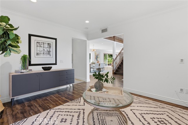 Detail Gallery Image 10 of 34 For 3831 Saint Johnswood Dr, Woodland Hills,  CA 91364 - 5 Beds | 3/1 Baths