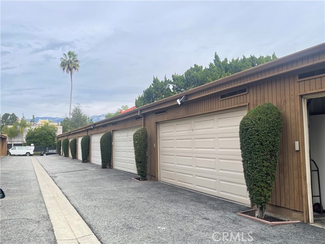 100 Hurlbut Street, Pasadena CA: https://media.crmls.org/medias/358841d5-325d-4467-86e3-0e18f0adef21.jpg