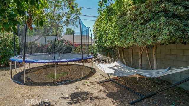 525 N Mariposa Street, Burbank CA: https://media.crmls.org/medias/358b5998-b9f2-4d38-8f90-8ece26b88aee.jpg