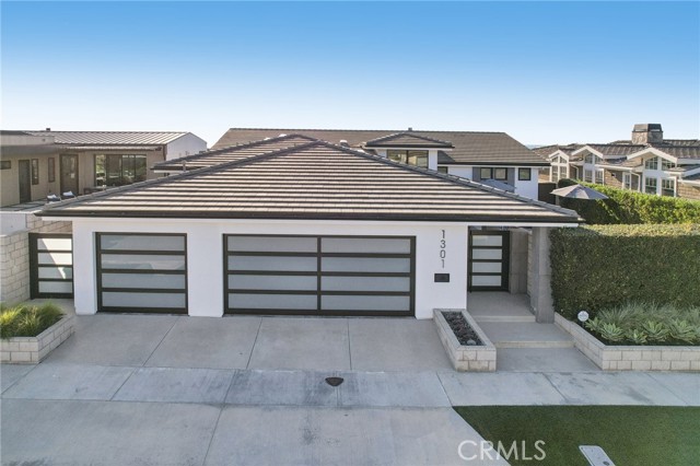 Detail Gallery Image 3 of 39 For 1301 Outrigger Dr, Corona Del Mar,  CA 92625 - 4 Beds | 3/1 Baths