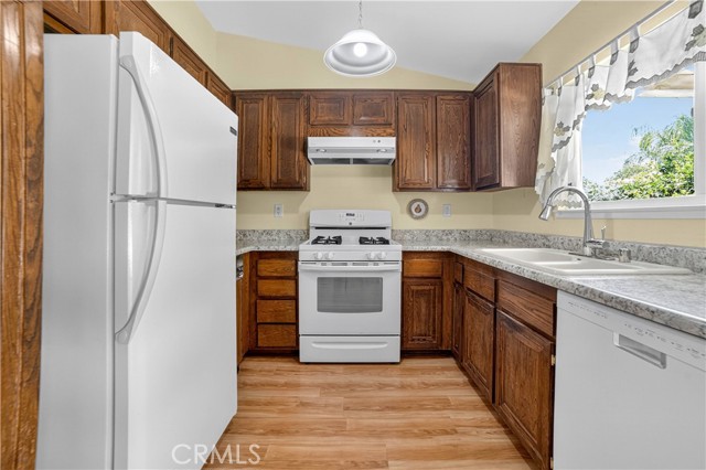 Detail Gallery Image 5 of 22 For 9429 Glade Ave, Chatsworth,  CA 91311 - 3 Beds | 2 Baths