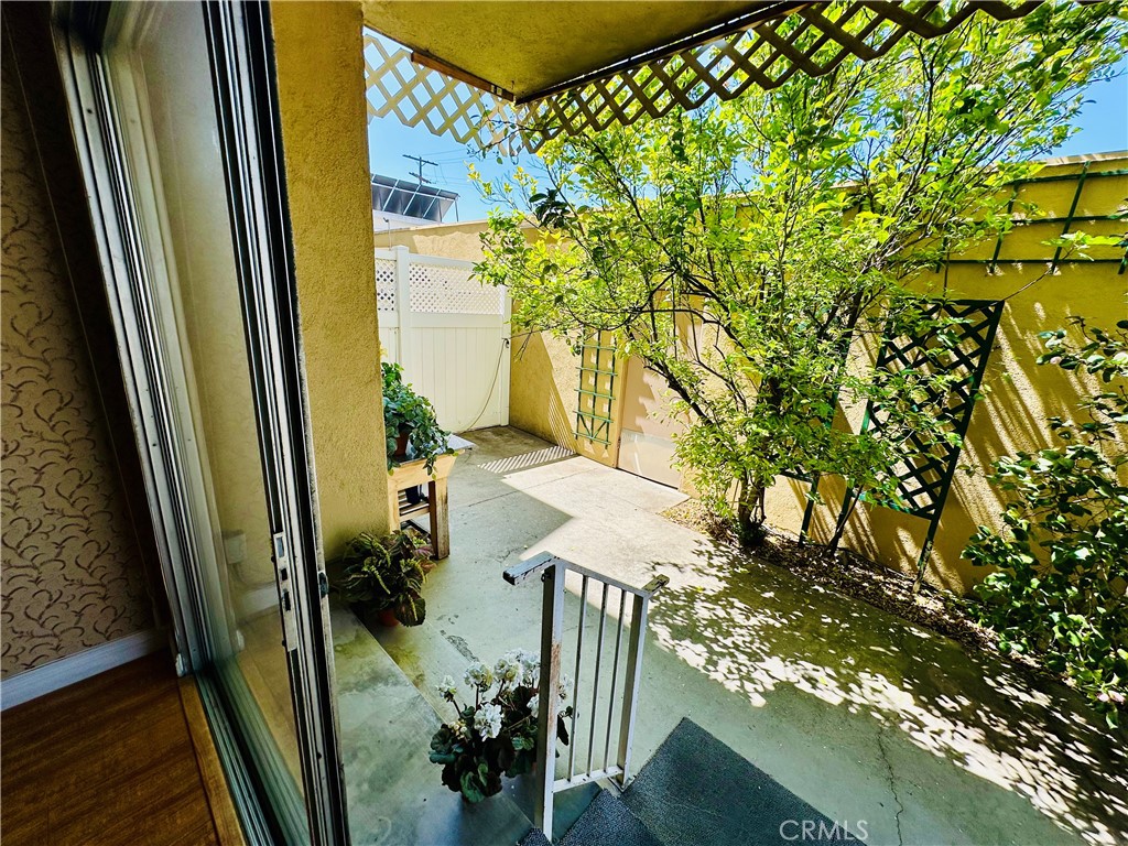 https://media.crmls.org/medias/3595a00f-2d85-486c-83d3-42b51e20df72.jpg?preset=X-Large