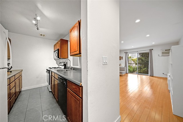 1222 N Olive Dr, West Hollywood CA: https://media.crmls.org/medias/3595ccf9-e671-464d-a305-7986f92e6c0b.jpg