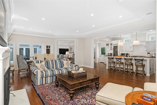 Detail Gallery Image 8 of 43 For 2431 Bayshore Drive, Newport Beach,  CA 92663 - 4 Beds | 3/1 Baths