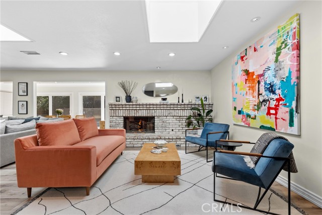 Detail Gallery Image 4 of 36 For 22736 Margarita Dr, Woodland Hills,  CA 91364 - 4 Beds | 2 Baths