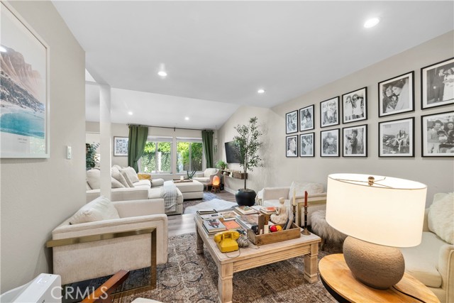 Detail Gallery Image 11 of 45 For 10214 Larwin Ave #3,  Chatsworth,  CA 91311 - 4 Beds | 3 Baths