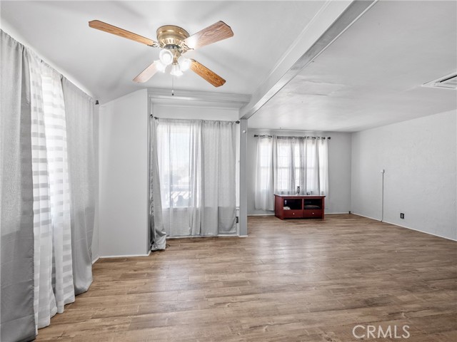 1040 Flora Street, Barstow CA: https://media.crmls.org/medias/35a40997-e2c0-4545-8124-2766b2463e4f.jpg