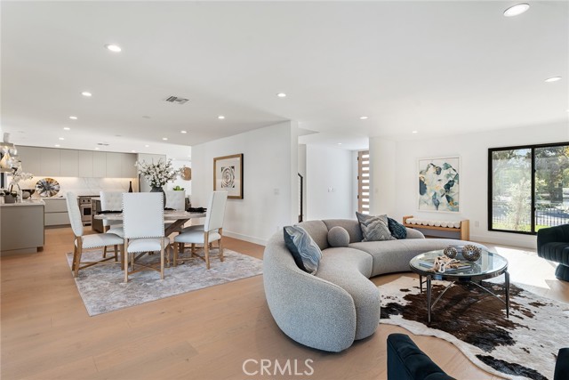 Detail Gallery Image 11 of 54 For 5630 Blanco Ave, Woodland Hills,  CA 91367 - 4 Beds | 4/1 Baths