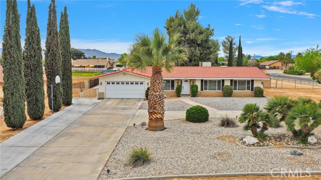 Detail Gallery Image 2 of 56 For 20115 Shoshonee, Apple Valley,  CA 92307 - 4 Beds | 2 Baths