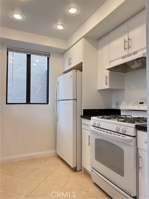 Detail Gallery Image 11 of 23 For 7826 Topanga Canyon, Canoga Park,  CA 91304 - 2 Beds | 2 Baths