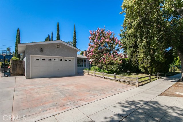 22046 Buena Ventura Street, Woodland Hills CA: https://media.crmls.org/medias/35ac60b2-4f0e-4960-b604-e33fcd30c310.jpg
