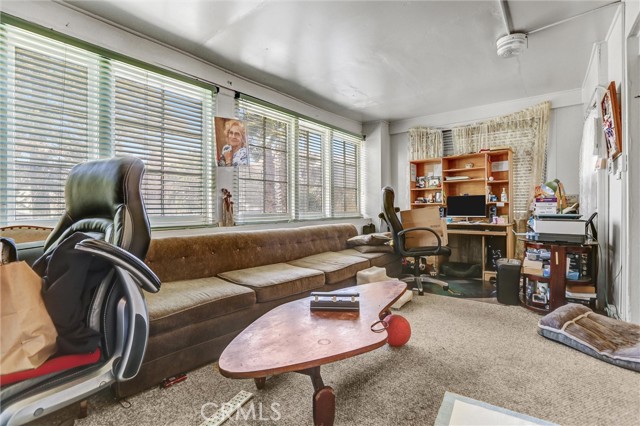 1470 W Adams Boulevard, Los Angeles CA: https://media.crmls.org/medias/35ad2d17-7055-482d-9e98-94d54fb88fbd.jpg