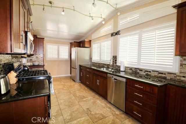 Detail Gallery Image 18 of 35 For 1366 Fern Lake Ave #114,  Brea,  CA 92821 - 2 Beds | 2 Baths