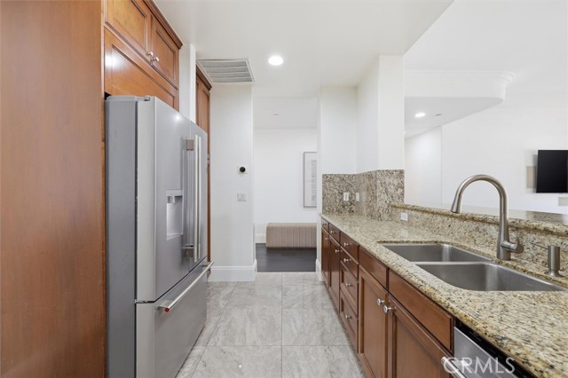 Detail Gallery Image 9 of 30 For 143 N Arnaz Dr #105,  Beverly Hills,  CA 90211 - 3 Beds | 2/1 Baths
