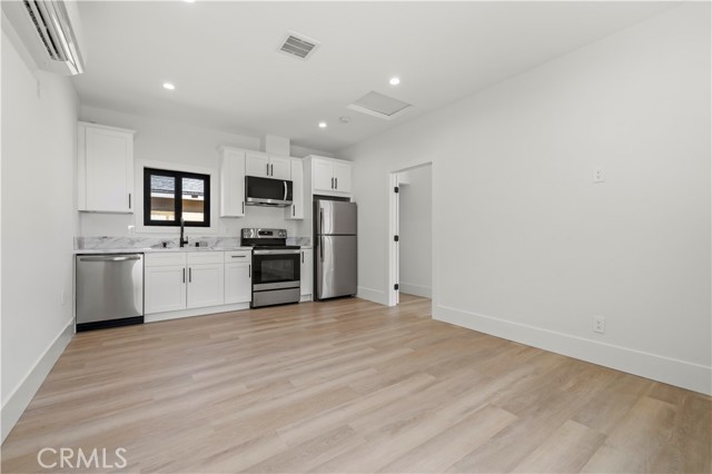 Detail Gallery Image 3 of 16 For 16245 1/2 Chatsworth St, Granada Hills,  CA 91344 - 1 Beds | 1 Baths