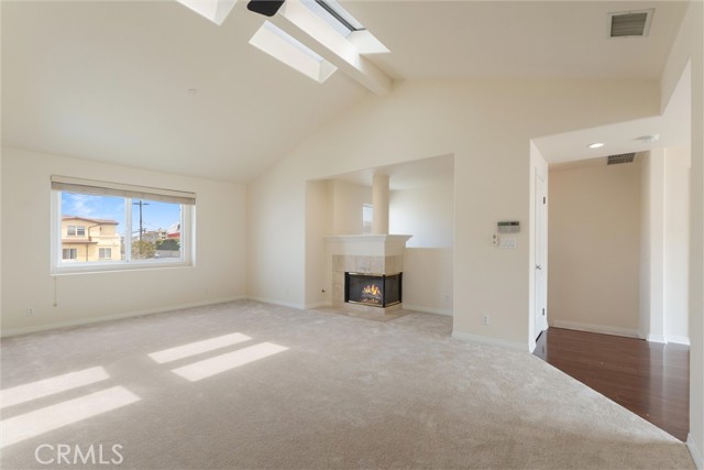 Detail Gallery Image 4 of 15 For 1529 Artesia Bld #B,  Manhattan Beach,  CA 90266 - 3 Beds | 2/1 Baths