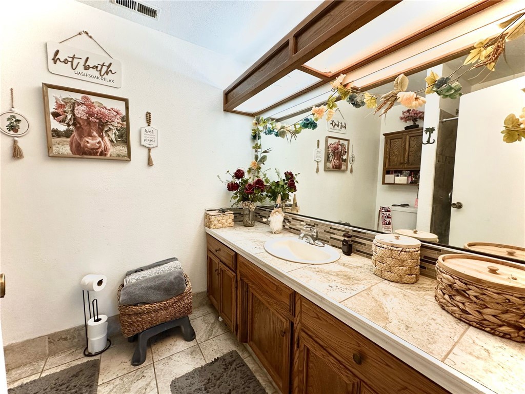 https://media.crmls.org/medias/35bc929e-f021-42f0-8b11-5ecce18fb906.jpg?preset=X-Large