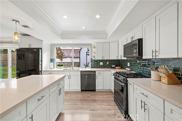 Detail Gallery Image 11 of 49 For 28972 Lotusgarden, Canyon Country,  CA 91387 - 4 Beds | 3 Baths