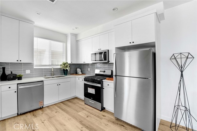 Detail Gallery Image 5 of 16 For 6752 Vanowen Ave, North Hollywood,  CA 91605 - 4 Beds | 3/1 Baths