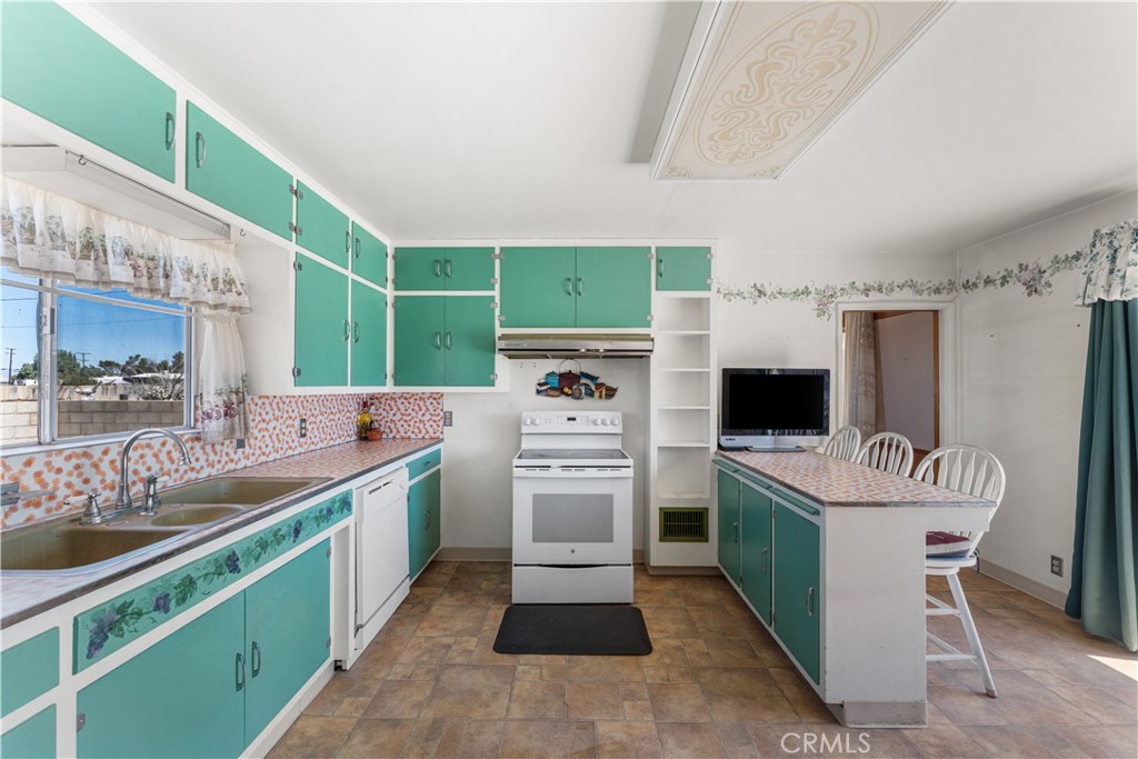 https://media.crmls.org/medias/35c2eeca-daac-4aa4-b840-9347fedc0d1e.jpg?preset=X-Large