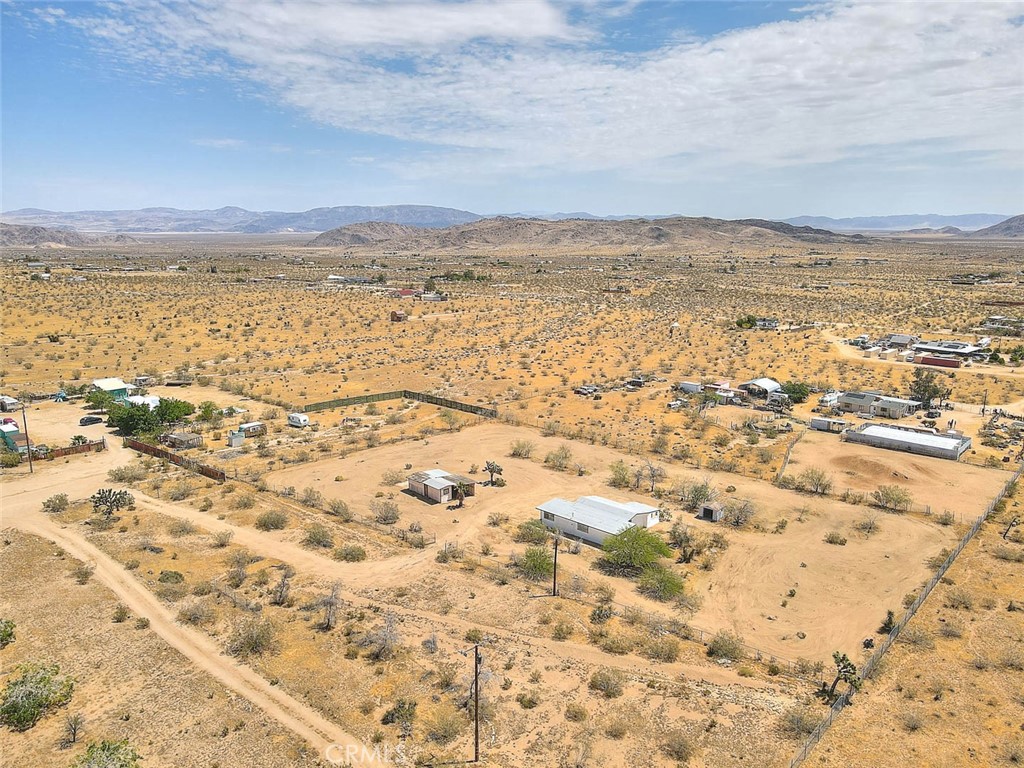 https://media.crmls.org/medias/35c46d1c-b5b2-44f1-8680-c52b69591807.jpg?preset=X-Large