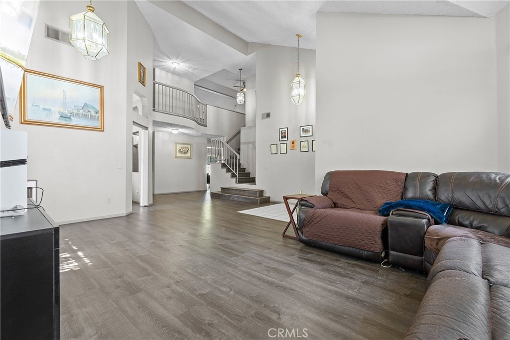 https://media.crmls.org/medias/35c8c5bf-a0ee-4e53-bf9c-66a4c4557aa8.jpg?preset=X-Large