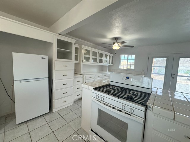 Detail Gallery Image 11 of 22 For 12145 Lakeview Dr, Trona,  CA 93562 - 3 Beds | 2 Baths