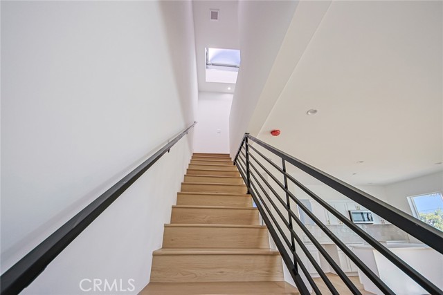 2402 S Cochran Avenue, Los Angeles CA: https://media.crmls.org/medias/35ce5123-4117-4657-a5a9-9955b0f94aec.jpg