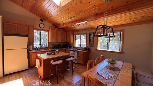 Detail Gallery Image 2 of 46 For 33478 Angeles Dr, Green Valley Lake,  CA 92341 - 2 Beds | 2 Baths