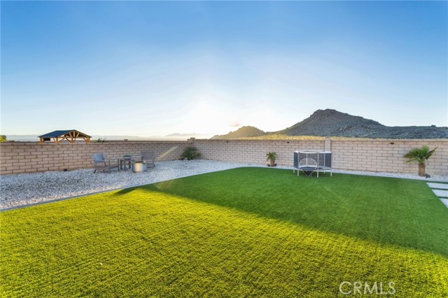 Detail Gallery Image 11 of 73 For 17066 Takipi Rd, Apple Valley,  CA 92307 - 3 Beds | 3 Baths