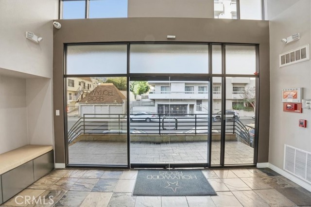 Detail Gallery Image 5 of 44 For 7320 Hawthorn Ave #108,  Los Angeles,  CA 90046 - 2 Beds | 2 Baths